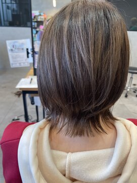 アチーブリス(achieve Liss) ハイライトベージュカラー外ハネレイヤーカット小顔ミディ