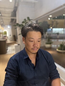 ウノプリールヴァモス(unopulir Vamos) 大人七三分け刈り上げ