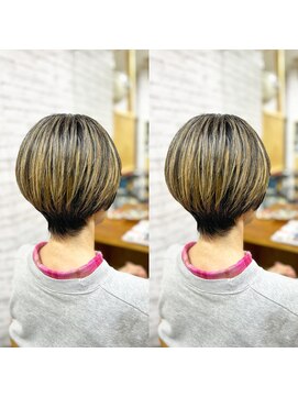 サロンドエー(SALON DE A) 白髪ぼかしハイライトブリーチ　ショートボブ