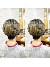 サロンドエー(SALON DE A) 白髪ぼかしハイライトブリーチ ショートボブ