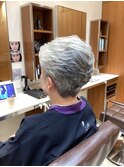 グレーショートパーマスタイル