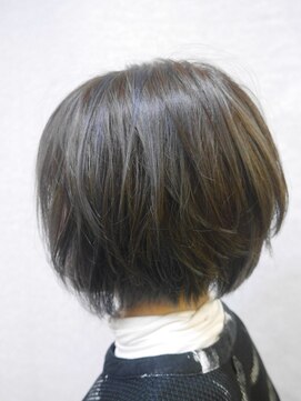 シフォン(Chiffon) アッシュハイライト前下がりボブ