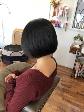 アンプレヴーアジュテ(Impre'vu ajoute) 襟足短めの前さがりボブ