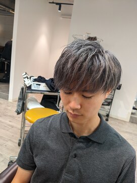 コワファーストナガサキシャンプーボーイ(COIFF1RST NAGASAKI SHAMPOO BOY) 前下りマッシュ×アッシュシルバー