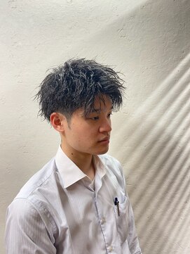 髪屋 ランダムな動きでエッジの効いたパーマスタイル