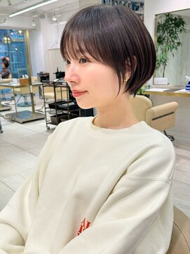 アンド ストーリーズ(&STORIES) 前髪あり耳掛け丸みくびれ大人ショートボブ20代30代40代50代*