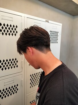 アンフェインド02(UNFEIGNED 02) MEN’S HAIR/サーフカール/刈り上げセンターパート/伏見/