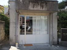 スル(Seule)の雰囲気（白い入り口が目印です。表に看板はありません）