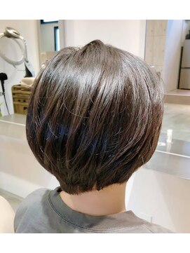 ヘアアンドメイク オプシス(Hair&Make OPSIS) 襟足が逆さに生えている方の伸ばし途中のショートボブ