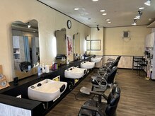 ノブコレクション 桑野店(nob collection)の雰囲気（イスの間隔が気疲れさせない、ほど良さが嬉しいですね！！）