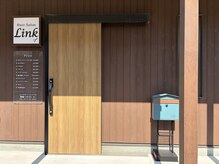 リンク(Link)の雰囲気（大きな木の扉とポストが目印）