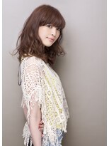 ニュアンスカールのミディアムヘア