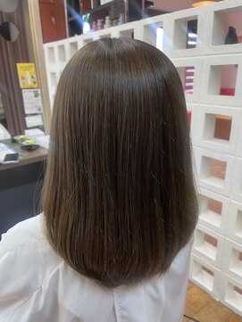 ビューティアンドスパ ガガ(GAGA) 髪質改善ケアカラー、バイオレットアッシュで黄ばみをおさえる。