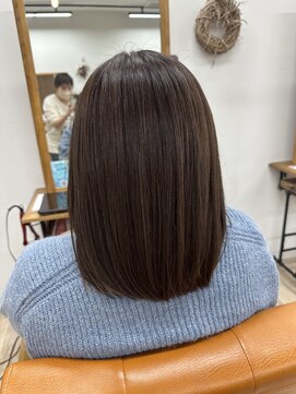 ルチナ 秦野(Lucina) ミディアムロブ／くすみオリーブカラー