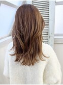 フェミニン外巻きミディアムスタイル