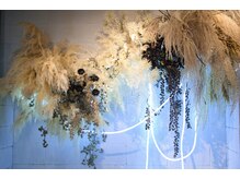 ユリカ(julika)の雰囲気（奥にはフラワーアーティスト「密林東京」による作品が）