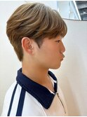 メンズ　ハイトーン　センターパート　ブロンドヘア　マッシュ