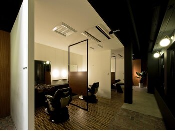 トレサンパオム(Tres Sympa Homme)の写真/【平日21時半まで】仕事帰りにも気軽に行けるのが嬉しい―。平日の時間を有効活用してカッコイイをキープ。