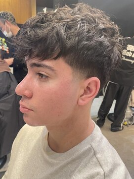 フランクスバーバー アンド ビアークラブ(FRANK'S BARBER and BEER CLUB) MEN’S HAIR/サーフカール/刈り上げセンターパート/有楽町