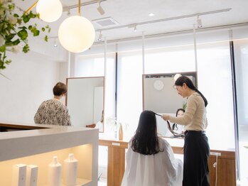 クベル(Kuvel)の写真/女性スタイリストがカウンセリングからお仕上げまでマンツーマンでご担当。白髪や頭皮の悩みご相談ください