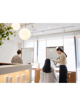 女性スタイリストがカウンセリングからお仕上げまでマンツーマンでご担当。白髪や頭皮の悩みご相談ください