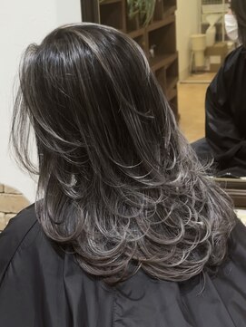 ゼウス(Zeus.) 海外ヘアーハッシュカットレイヤーカット