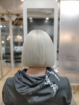 スパイス SPYS 艶・透け感抜群。ホワイトブリーチボブ。　スリークなボブヘア◎