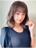 ホワイトグレージュ後れ毛が可愛い顔周りレイヤーミニウルフ