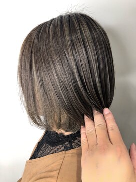 ルーシー(Lucy) 【程よい筋感!エアタッチハイライト+グレージュ】黒岩