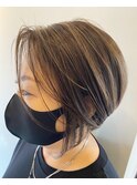 ハイライト有りの前下がりボブ