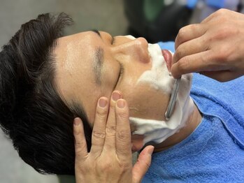 ニシ(nishi)の写真/理容室ならではのカミソリを使用した施術で、手触り滑らかな肌質に