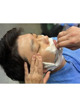 理容室ならではのカミソリを使用した施術で、手触り滑らかな肌質に