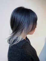 コニーズヘアサロン(Connie's Hair Salon)&nbsp;冬景色に溶けこむ透明感シルバーのインナーカラー