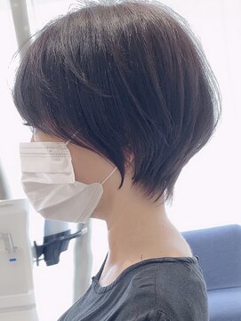 アンド ストーリーズ(&STORIES) 大人可愛い前髪長めの耳掛けショートボブアッシュブラウン小林