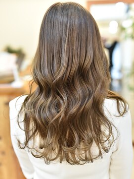 イリーブ(elieve) まだまだ明るい色も人気！透けベージュ　コテ巻きでより華やかに