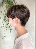 マッシュショート、ベリーショート、ゆるいパーマ、ベージュ