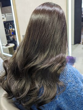 レアナ バイ ニーナ(Leana by NINA) プルエクステでロングヘア