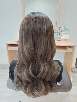 アトリエキュー(ateiler Cue.) ハイライト×ベージュ