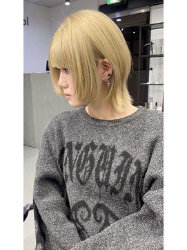 ソルバイジゼル(sol by gisele) くすみイエローベージュ×パッツンショートウルフ