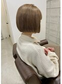 ミルクティーベージュ×ぱつっとオシャレな大人のミニボブ