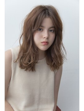 ページボーイ美容室 柔らかく動くウェーブセミディ