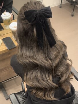 エイル 西梅田(eyl) 肌が透けて見えるグレージュ×リボンアレンジ