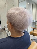 ヘアーアンドメイク ファット(Hair&Make PHAT) メンズホワイトパールカラー刈り上げショート70代80代