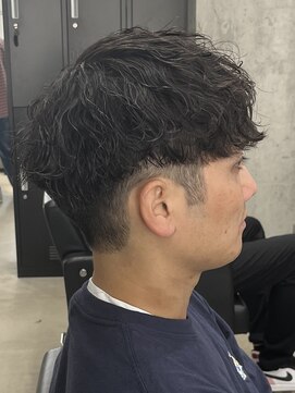 フイ 代々木(Hui) メンズ/アップバング/ツーブロックマッシュ/束感ショート波巻き