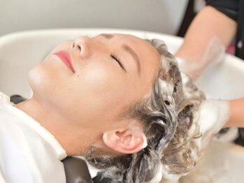 ヘアーピリナ(hair PILINA)の写真/ここに一歩入れば日々の喧騒を忘れられるリラックス空間◇大人女性のための癒しのスパもご体感ください◎