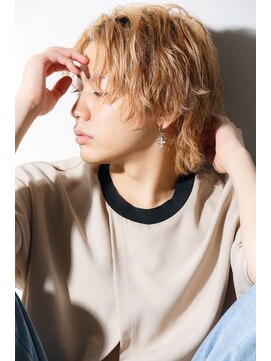 ユーフォリア 渋谷グランデ(Euphoria SHIBUYA GRANDE) 束感ウルフ　フェザーショート　毛流れ　ミルクティカラーｋ