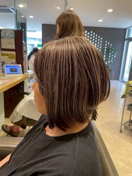 エヌアンドエーコンティ(N&A CONTi) 白髪を隠さず活かす、今っぽハイライトボブ。