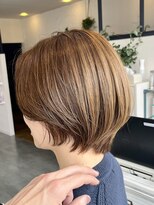 りら(Lilas)&nbsp;白髪ぼかしカラーハイライトショート
