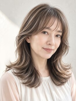 コラボエンリッチ(COLLABOENRICH)の写真/白髪は“隠す”から“活かす”へ。白髪ぼかしハイライトで、明るく上品にヘアカラーを楽しむ。