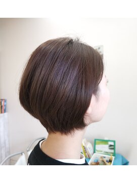 ビーイン(BE IN) 暗めアッシュ前下がりショートボブ